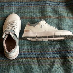 White and pink On Cloud sneakers worn twice - The Roger style